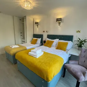 Comfy 2 Familyroom Apartment