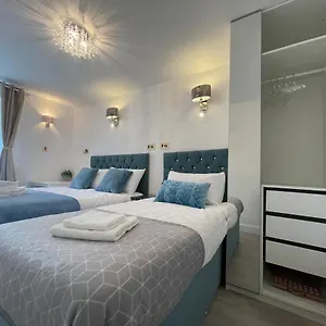 Comfy 2 Familyroom Apartment