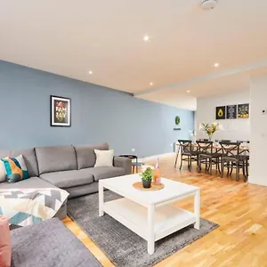 Stunning Townhouse // Sleeps 8 Holiday home
