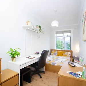Lele's Flat - 15 Minutes To Airport & Centre Homestay